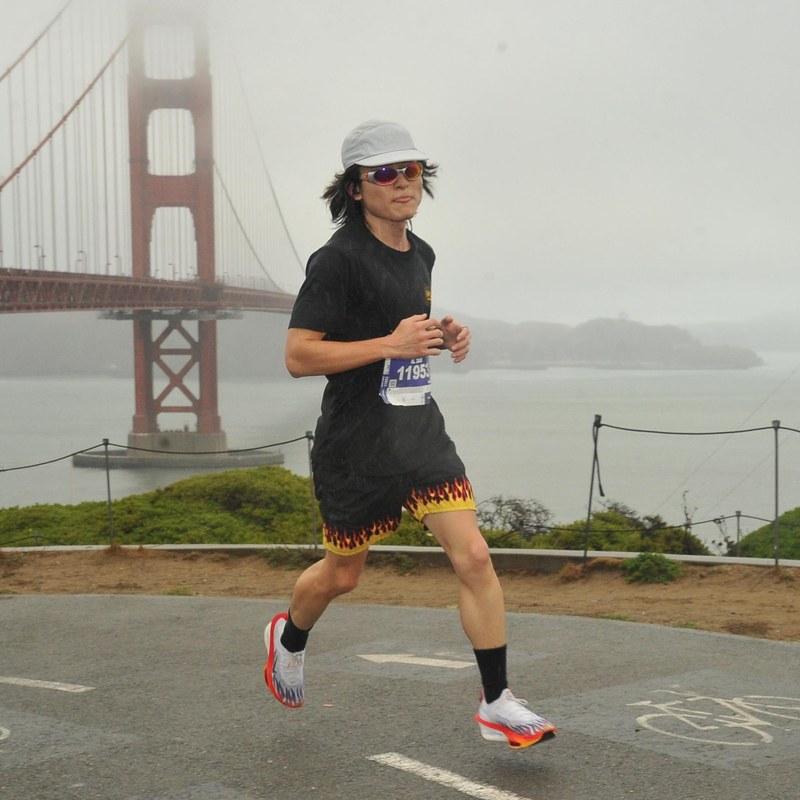 Il Jae Lee running the 2025 SF Half Marathon at the Golden Gate Bridge